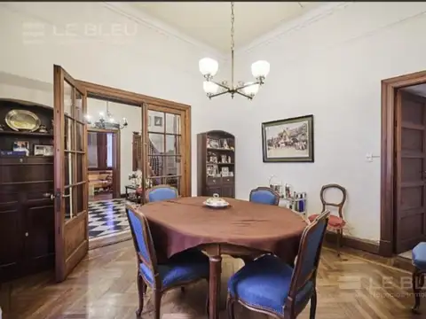 Residenci Neogótica Tudor de 3 Plantas con Terraza y Quincho Arquitectura Única y Detalles en Piedra