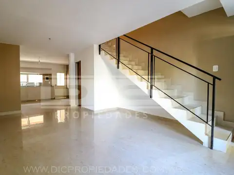 Hungría 4284 entre Mariano Moreno y Paraná