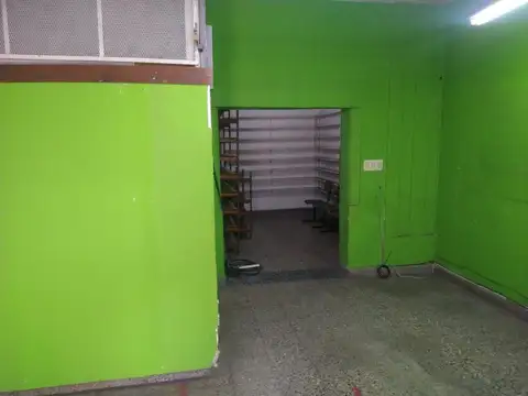 LOCAL SOBRE AV MADARIAGA EN SARANDI