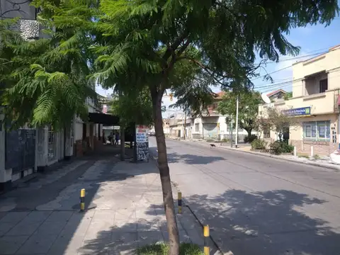LOCAL SOBRE AV MADARIAGA EN SARANDI