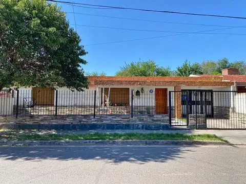 AMPLIA CASA EN VENTA EN LOS ROBLES 