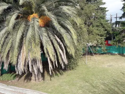 CASA CON IMPORTANTE TERRENO LIBRE...ANTICIPO Y CUOTAS