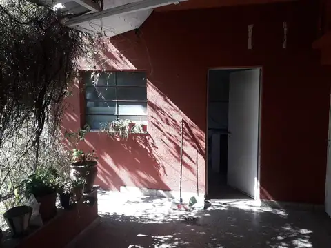 2 dormitorios + doble cochera y jardín en Barrio Cura