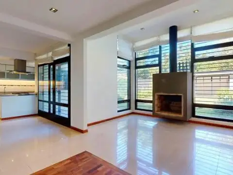 Casa 8 ambientes con 4 baños