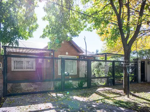 VENTA - CASA 3 DORMITORIOS CON COCHERA DOBLE Y PILETA - FUNES