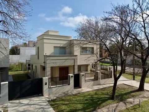 VENTA - APTA CRÉDITO.  Casa Moderna 3 dorm, piscina - Los Troncos, Funes