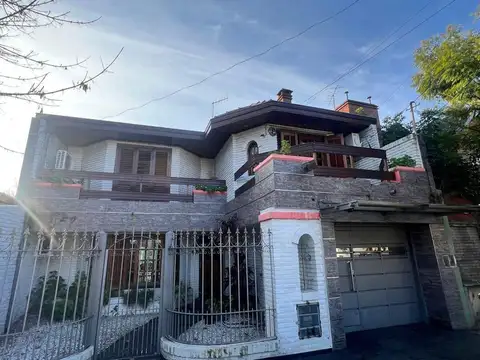 Casa 7 ambientes con 4 baños