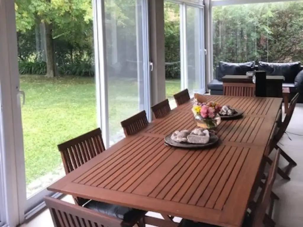 Casa - 358  m² Cubierta | 4 dormitorios | 3 baños | 5 ambientes | 2 cocheras | 1 toilette