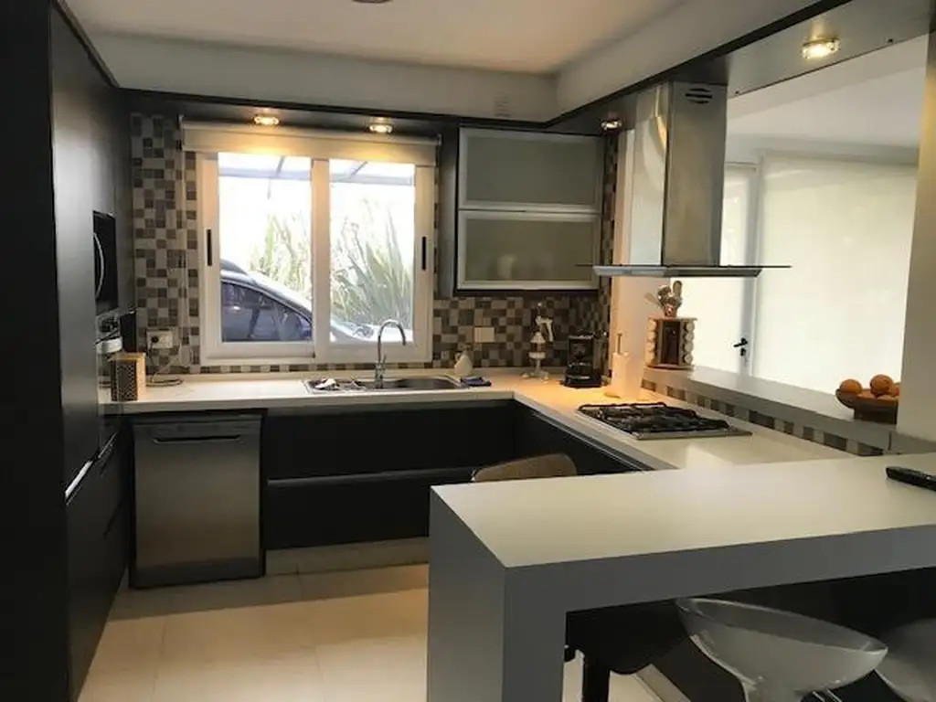 Casa en Venta - 4 dormitorios - USD 650.000