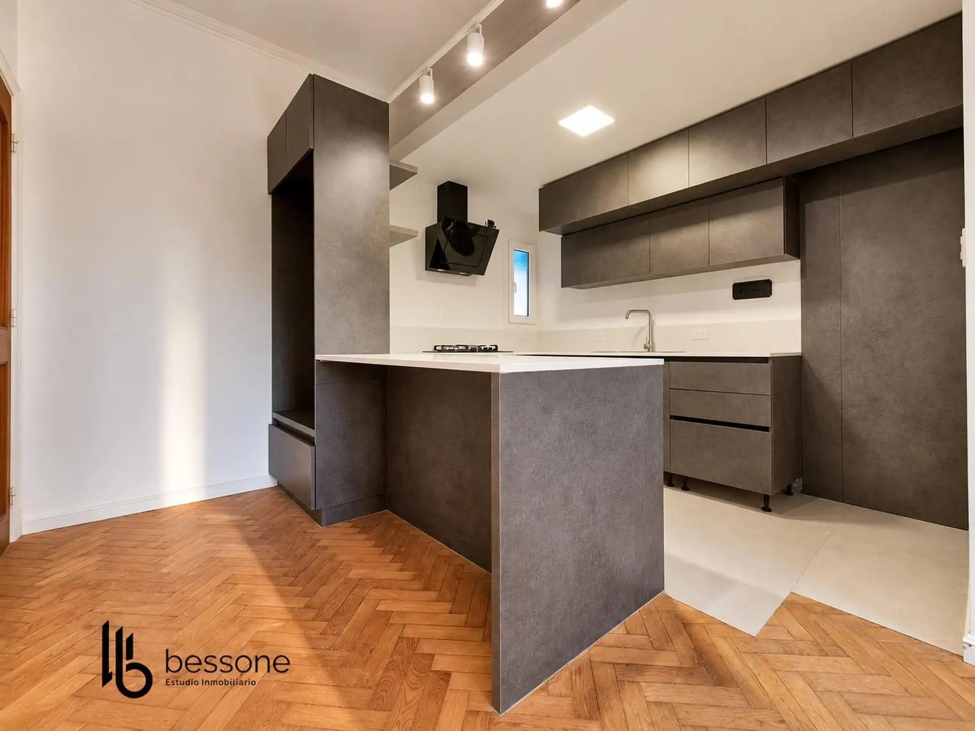 Depto 3 amb, 89m² reciclado en Plaza Mitre con escritorio y toilette