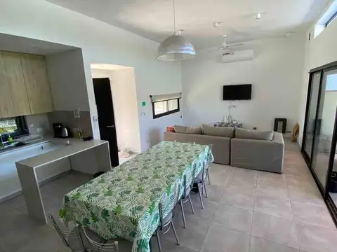 Casa en Alquiler Temporal en Roldan, USD 3.200