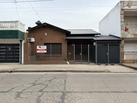 Casa en Zarate con dos dormitorios, patio, quincho y cochera en venta