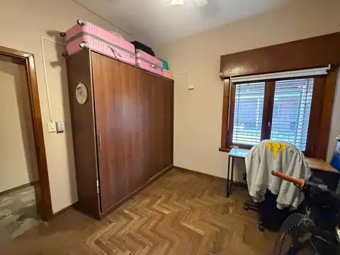 Casa en Zarate con dos dormitorios, patio, quincho y cochera en venta