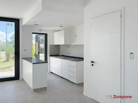 VENTA CASA TRIPLEX 4 AMBIENTES EN SUNNY REMEROS TIGRE – JARDÍN, PARRILLA, COCHERA Y EQUIPADA