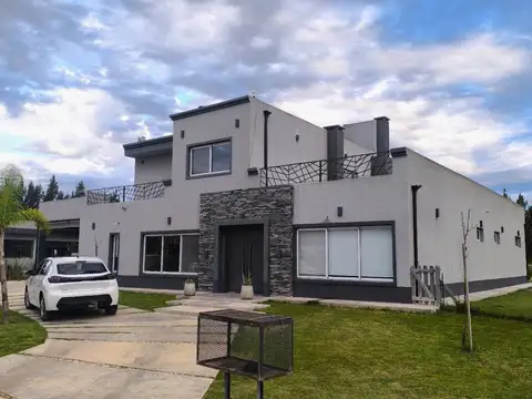 Casa en Venta con 4 cocheras