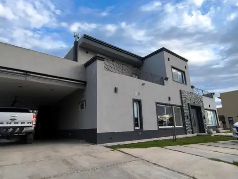 Casa 8 ambientes con 5 baños