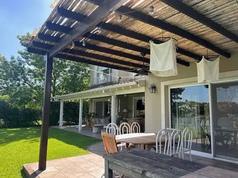 Casa en Alquiler con 2 cocheras