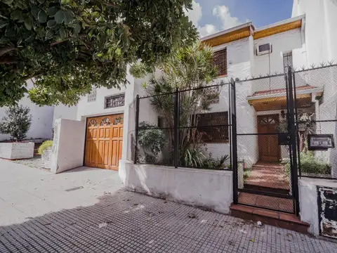 Casa sobre lote de 8,66 x 32,33 de 5 ambientes jardín, parrilla y piscina.