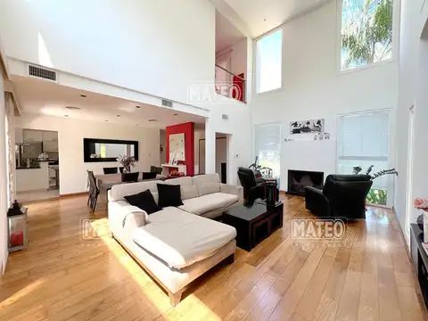 Casa en Venta con 2 cocheras