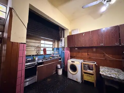 CASA CON DOS LOCALES Y DOS DEPARTAMENTOS EN VENTA EN PARQUE AVELLANEDA