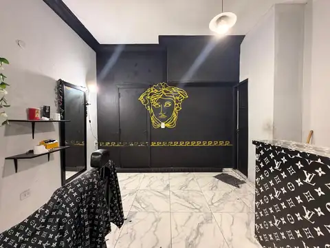 CASA CON DOS LOCALES Y DOS DEPARTAMENTOS EN VENTA EN PARQUE AVELLANEDA