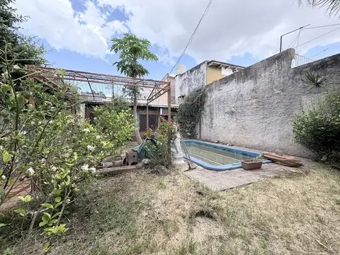 Casa de pasillo no PH - Patio verde y Pileta - Echevarría  al 500