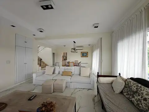 Casa en Venta con 4 cocheras