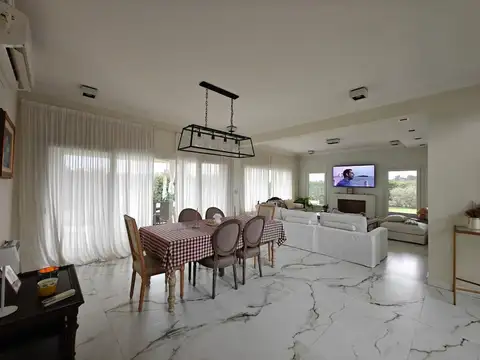 Casa 5 ambientes con 4 baños