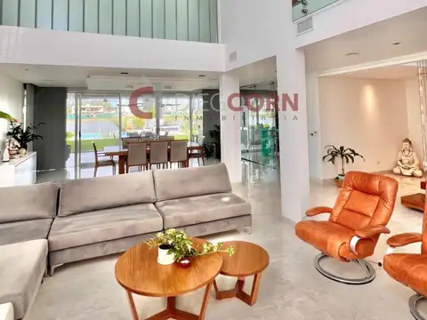 Casa 8 ambientes con 5 baños