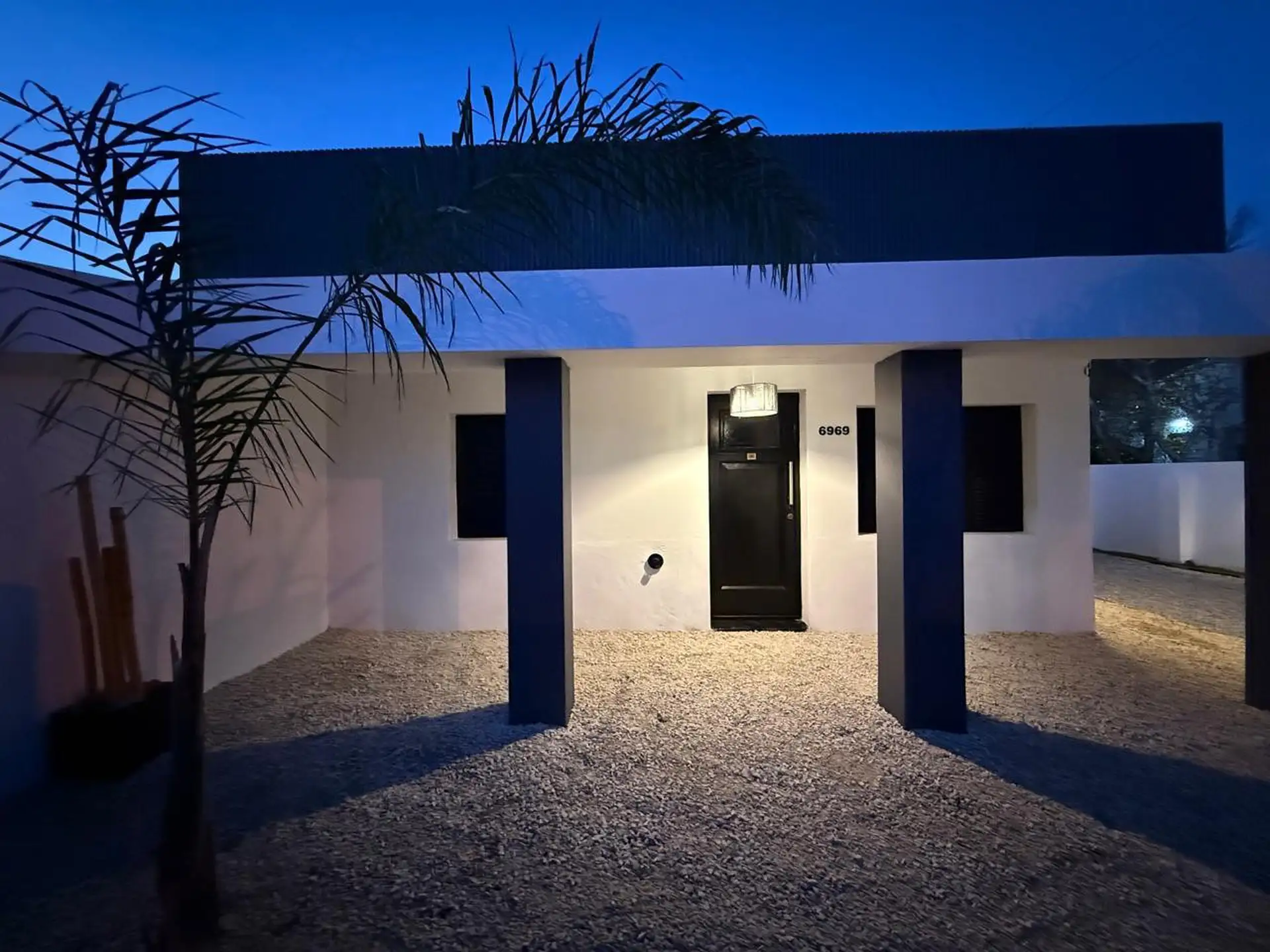 Moderna casa en Los Pinares – Totalmente reciclada, con amplio parque y piscina