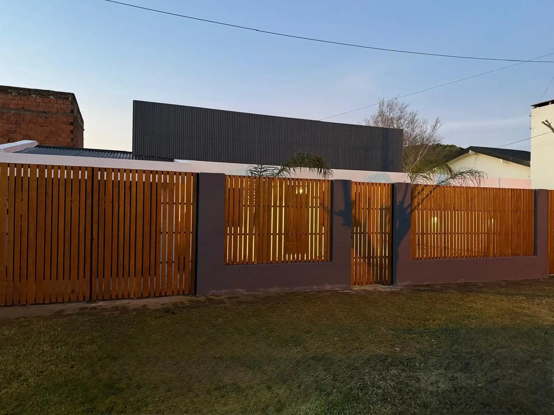 Moderna casa en Los Pinares – Totalmente reciclada, con amplio parque y piscina