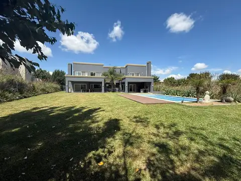 Casa 6 ambientes con 3 baños