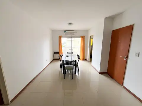 Alquiler departamento dos dormitorios al frente con balcón. 27 de febrero y alem.