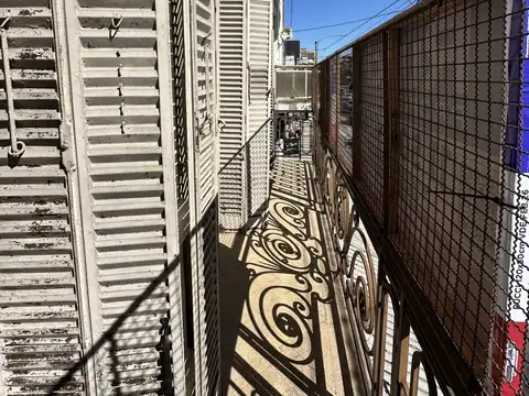 PISO 6 AMB. 1º PISO POR ESCALERA SOBRE AVENIDA CON PATIO TERRAZA SOLO USO COMERCIAL