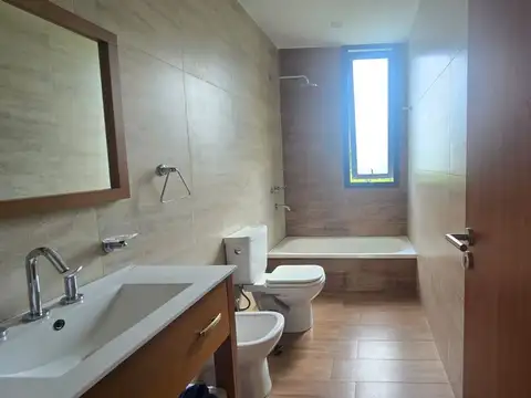 Casa 5 ambientes con 4 baños