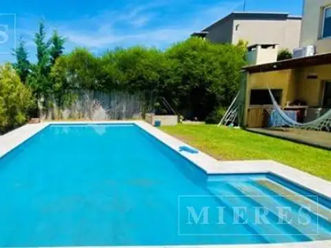 Casa 4 ambientes con 2 baños