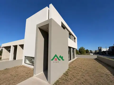 Casa en Venta con 2 cocheras