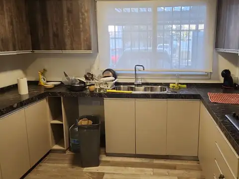 Casa 8 ambientes con 2 baños