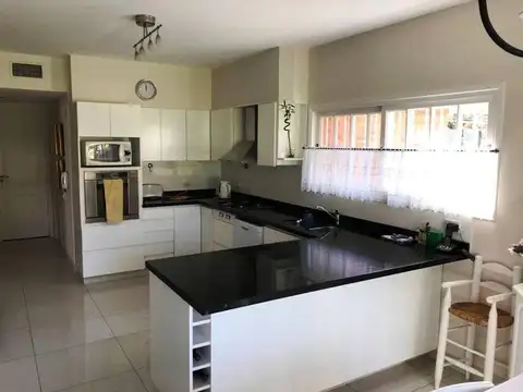 Casa en Venta con 4 cocheras