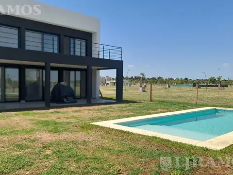 Casa 5 ambientes con 4 baños
