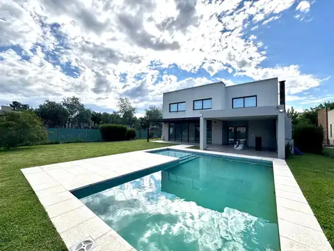 CASA EN VENTA EN WESTON / 4 HABITACIONES 