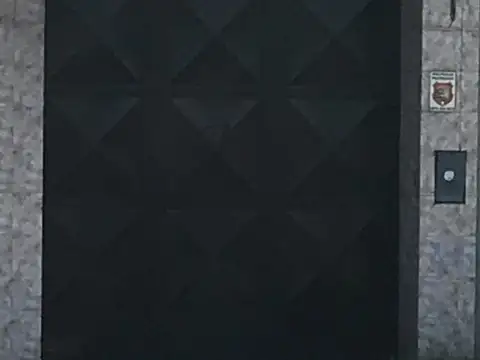 CASA (Terreno 18 X 25) 2 Plantas s/ Av. Gral. Paz  y Cruz (2 Locales + Garage)