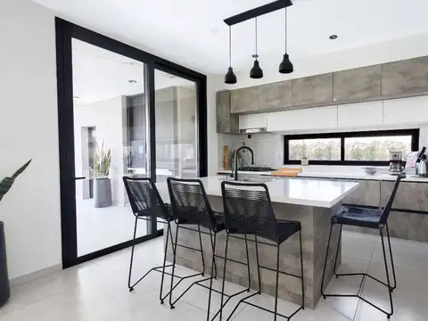 Casa 6 ambientes con 4 baños