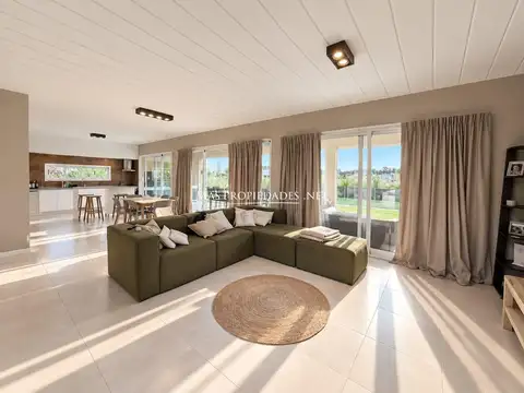 Casa 4 ambientes con 4 baños