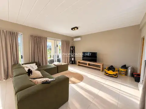 Casa en Alquiler con 2 cocheras