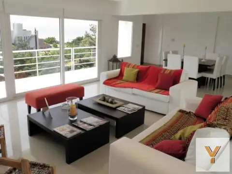 Casa 5 ambientes con 3 baños