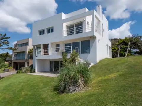 Casa en venta - 4 Dormitorios 4 Baños - Cochera - 780Mts2 - Pinamar