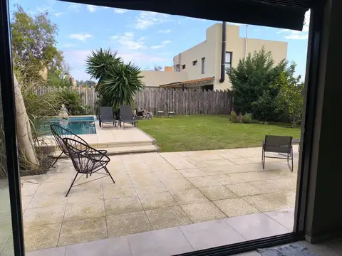 Casa en Alquiler en Álvarez Del Bosque, USD 1.300