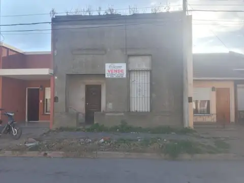 SE VENDE !!! CASA A RECICLAR, EXCELENTE UBICACION !!!