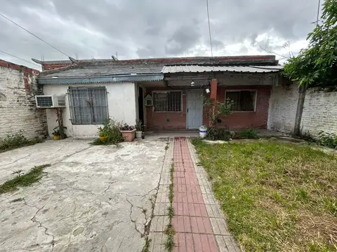 Casa 5 amb en Mtro. Rivadavia. A metros Espora